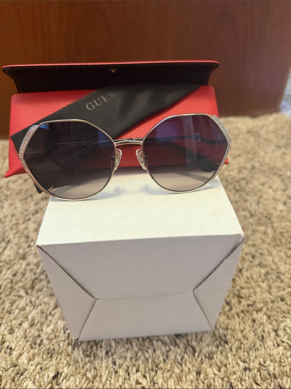 GUESS Women's NWOT Gold Frame Sunglasses with Brown Gradient Lenses Super cute!
